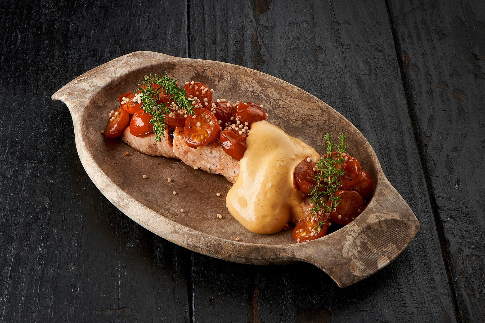 Gebakken zalm met gepofte kerstomaten en Sauce-Espuma Choron